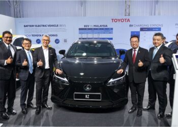 TENGKU Zafrul Tengku Abdul Aziz dan Menteri Sains Teknologi dan Inovasi, Chang Lih Kang pada majlis pelancaran inisiatif Beyond Zero oleh UMW Toyota Motor Sdn. Bhd. di Taman MRANTI, Taman Teknologi Malaysia, Kuala Lumpur, semalam. – UTUSAN/SADDAM YUSOFF