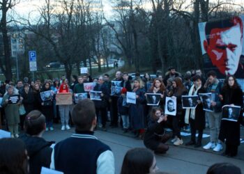 ORANG ramai protes di luar kedutaan Russia di Prague susulan kematian Alexei Navalny. - AFP