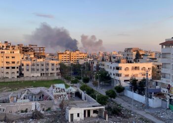 BANGUNAN di bandar Gaza City musnah dibedil tentera Israel.-AFP