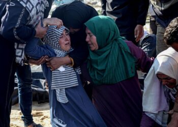 SAUDARA-mara meratapi pemergian orang tersayang yang terbunuh diserang Israel di tanah perkuburan di Rafah, selatan Gaza, semalam. -AFP