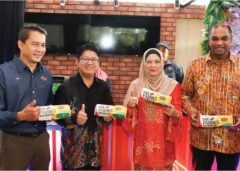 EWON BENEDICK (dua, kiri) pada majlis pelancaran Flagship Store 1901 Frankfurters dan Gloria Jean’s Coffees di Kuala Lumpur, semalam.