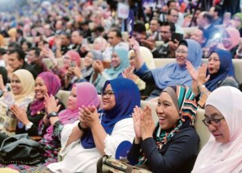 KEPUTUSAN kerajaan memberikan Bantuan Khas Kewangan Aidilfitri kepada penjawat awam tepat pada masanya selepas mengambil kira kos sara hidup yang sedikit meningkat ketika ini. - GAMBAR HIASAN