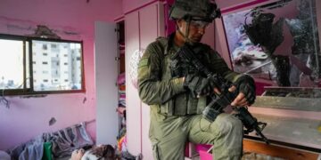 SEORANG tentera Israel berdiri di sebuah apartmen semasa operasi darat di Semenanjung Gaza.-AGENSI