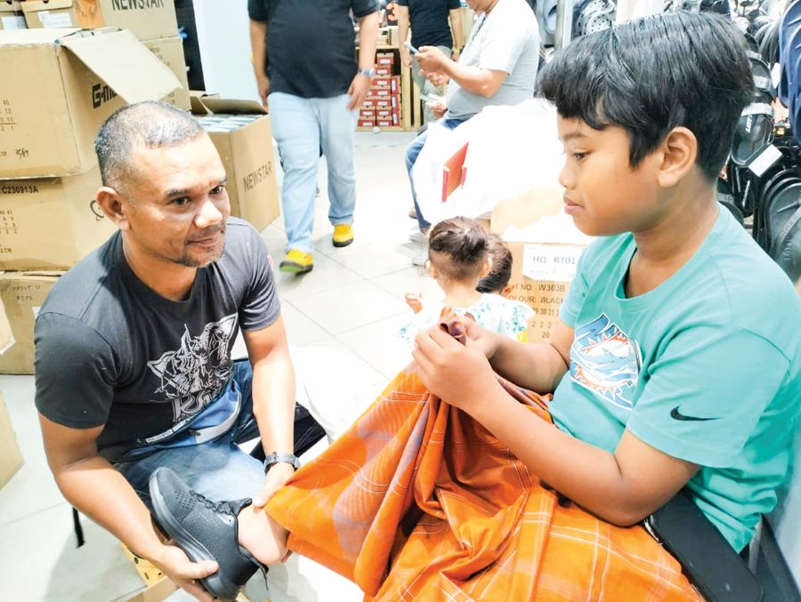 Sakit khatan ‘hilang’ dapat kasut sekolah baharu