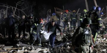 PASUKAN penyelamat Ukraine mengusung mayat penduduk yang terbunuh dalam serangan roket Russia di Kramatorsk, wilayah Donetsk. - AFP