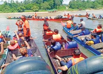 BOT penambang yang membawa pengunjung menggunakan minyak petrol dan pengangkutan terjejas sekiranya kehabisan bekalan bahan api itu di Kuala Tahan, Jerantut, Pahang - IHSAN PENDUDUK