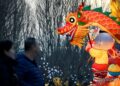 ORANG ramai berjalan melepasi figura naga semasa perayaan Tanglung di sebuah taman di Beijing.-AFP