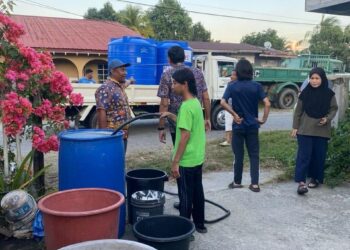 PENYALURAN air menerusi lori tangki air ke beberapa rumah di daerah Papar, baru-baru ini.