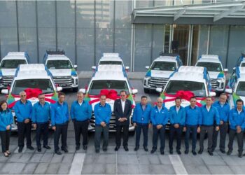 BAHARIN DIN dan kepimpinan TNB bergambar di hadapan armada elektrik baharu, simbol
komitmen TNB yang tidak berbelah bahagi untuk eletrifikasi 30 peratus daripada armada operasinya
menjelang 2030.