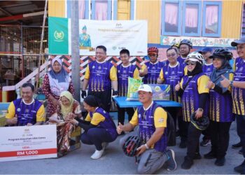 TUANKU Syed Faizuddin Putra berkenan mencemar duli menyaksikan penyerahan sumbangan zakat UDA dan MAIPs kepada tiga asnaf di Kampung Warna-Warni Seberang Ramai. Turut hadir, Suriani Ahmad (duduk, tengah) dan Mohd. Salem Kailany (duduk, kiri).