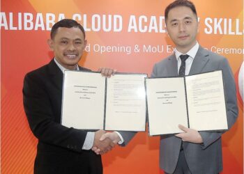 SEAN Yuan (kanan) dan Dr. Kaharudin Dimyati bertukar dokumen kerjasama di Universiti Malaya, Kuala Lumpur, semalam.
