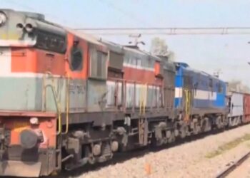 KERETA api dengan 53 gerabak itu dalam perjalanan menuju ke Punjab dari wilayah Jammu di barat laut, India. - AGENSI