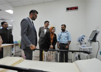 DARI KIRI: PENGURUS BESAR Hospital Columbia Asia Bukit Jalil, Dr. Sharonpal Singh; Presiden Persatuan Hospital Swasta Malaysia, Dr. Kuljit Singh dan Timbalan KP Kesihatan (Penyelidikan dan Sokongan Teknikal) Kementerian Kesihatan, Datuk Dr. Nor Fariza Ngah semasa walkabout di pelancaran Columbia Asia Bukit Jalil, hari ini.  - GAMBAR/HUSSEIN SHAHARUDDIN/TMR