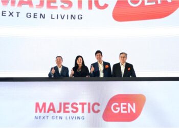 Pengarah Eksekutif Majestic Gen, Ta Wee Dher (dua, kanan) dan Pengarah Urusan nasihat dan Transaksi, Puan Sri Lim Chai Yin (dua kiri) pada sesi fotografi semasa Majlis Pelancaran Rasmi Majestic Gen di EQ Hotel, Kuala Lumpur hari ini. - UTUSAN/AMARULLAH ZAINUZZAMAN