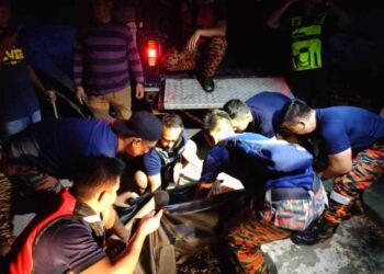PASUKAN bomba mengangkat mangsa lemas di sungai Kampung Panagatan, Keningau semalam-IHSAN BOMBA