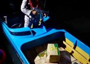 MINYAK masak peket yang ditinggalkan atas bot yang terdampar di pesisir pantai Pulau Berhala, Sandakan-IHSAN MARITIM