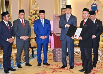 HAJIJI Noor (tiga kiri) menyaksikan Juhar Mahiruddin (tiga kanan) menyampaikan watikah pelantikan kepada Ahadin Arinen (dua kanan) di Istana Seri Kinabalu di Kota Kinabalu hari ini
