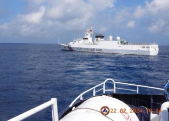 SEBUAH kapal Pengawal Pantai China berlayar berhampiran BRP Datu Sanday semasa misi untuk membawa bekalan kepada nelayan berdekatan Scarborough Shoal. - AFP