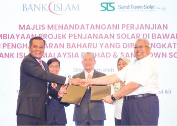 FADILLAH Yusof menyaksikan pertukaran dokumen perjanjian pembiayaan tenaga solar antara Ahmad Haliman Abd. Halim (kiri) dan Muhamad Guntor Mansor Tobeng  di Kuala Lumpur, semalam. 
– UTUSAN/ MOHD FARIZWAN HASBULLAH