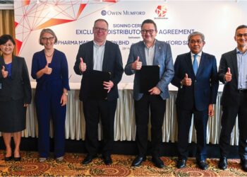 MAJLIS menandatangani perjanjian persefahaman antara Duopharma Biotech dan Owen Mumford di Kuala Lumpur, semalam. – UTUSAN/MUHAMMAD AMARULLAH