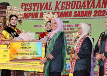 JULIAH Salag (tiga kanan) menyampaikan hadiah kepada Nur Sharmayza Hamin yang dimahkotakan sebagai Ratu Serimpak 2024 di Tuaran semalam.