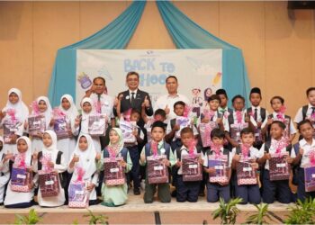 BURHANUDDIN Burhanuddin Hilmi Mohamed @ Harun (belakang, dua dari kiri) bersama murid-murid SK Chendering yang menerima sumbangan barangan persekolahan pada program 'Terengganu Inc Back To School 2024’ di Kuala Terengganu, semalam.
