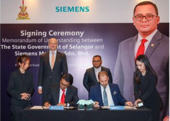 AMIRUDIN Shari bersama Presiden dan Ketua Pegawai Eksekutif Siemens, Dr. Roland Busch (kiri) menyaksikan Timbalan Setiausaha Kerajaan Negeri (Pembangunan), Datuk Johary Anuar dan Tindaro Danze menandatangani dokumen kerjasama di Kuala Lumpur, hari ini. - UTUSAN/SADDAM YUSOFF