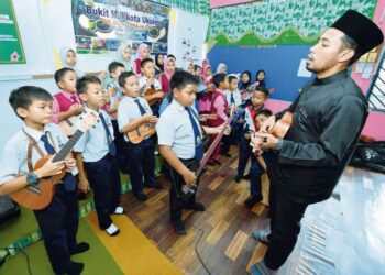 PENDIDIKAN muzik tidak hanya memberikan pengalaman artistik, tetapi juga berguna bagi perkembangan holistik pelajar.