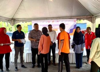 ROZABIL Abd. Rahman menyampaikan sumbangan pada majlis bantuan persekolahan YPM di Pejabat UMNO Bahagian Arau, Tambun Tulang, Arau, Perlis hari ini.-UTUSAN