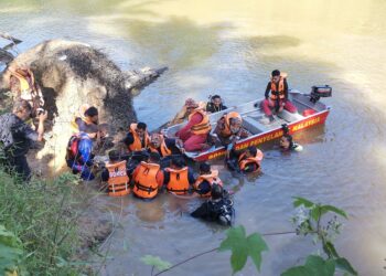 ANGGOTA bomba membawa naik mangsa yang ditemukan lemas di Sungai Ketil, Kampung Kuala Merah di Baling.