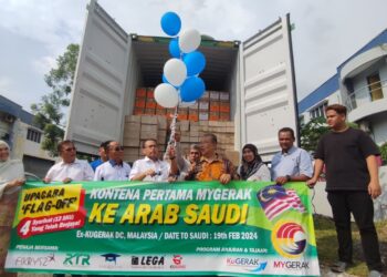 ABDUL Fattah Abdullah (tengah) merasmikan 'Flag Off' Kontena Pertama MyGerak ke Arab Saudi di Dc KuGerak, Sungai Petani.