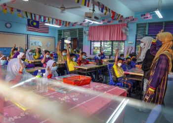 PENTAKSIRAN bilik darjah merupakan pentaksiran secara menyeluruh, sekaligus mengurangkan 
kebergantungan kepada ujian dan peperiksaan. – UTUSAN/AMIR KHALID