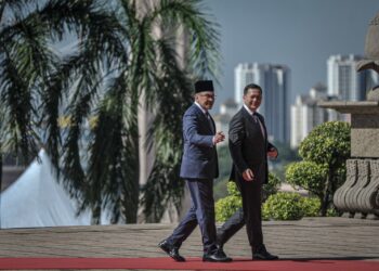 Perdana Menteri, Datuk Seri Anwar Ibrahim menyambut ketibaan Perdana Menteri Kemboja, Hun Manet di Bangunan Perdana Putra di sini, hari ini sempena lawatan rasmi sehari ke Malaysia hari ini.

FOTO - FAIZ ALIF ZUBIR/PEMBERITA - HUSNI / REZA