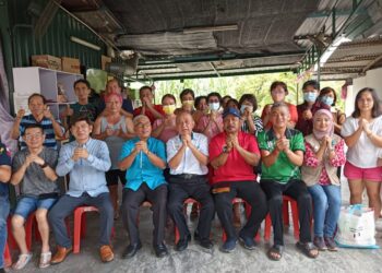 Hassan Karim (tiga kiri) bergambar bersama sebahagian penerima bakul makanan daripada keluarga B40 di Rumah Pangsa Permas Jaya, Pasir Gudang, Johor Bahru hari ini.