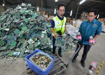 PEGAWAI Jabatan Alam Sekitar (JAS) menunjukkan sebahagian daripada bahan sisa buangan elektronik di sebuah premis kilang haram yang diserbu di Jalan Kuala Sawah, Kampung Puchong, Seremban baru-baru ini.-UTUSAN/MOHD. SHAHJEHAN MAAMIN