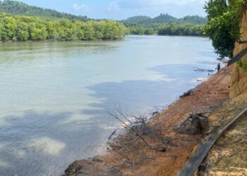 LOKASI kejadian tiga remaja dilaporkan hilang ketika memancing dan mandi di Sungai Sempit, Kampung Tanjung Batu Segari, Pantai Remis hari ini. - UTUSAN/IHSAN JBPM