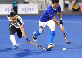 Pemain Maybank, Meor Azuan Hassan (jersi putih) sedang mengekang asakan pemain Tenaga Nasional Berhad, Amirul Hamizan Azahar dalam aksi Liga Hoki Malaysia (MHL) 2024 yang berlangsung di Stadium Hoki Nasional 2, Bukit Jalil petang tadi. (FOTO: ihsan HOKITA)