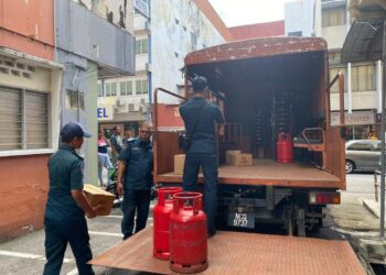 ANGGOTA penguat kuasa MBS menyita kedai dan barangan sebuah kedai makan dalam operasi bersepadu MBS dan JIMNS di Jalan Sheikh Ahmad, Seremban, semalam.