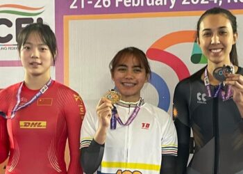 NURUL Izzah Izzati Mohd Asri (tengah) dan Anis Amira Rosdi (kanan)merangkul pingat emas dan gangsa pada Kejohanan Berbasikal Trek Asia (ACC) 2024 di New Delhi, India.