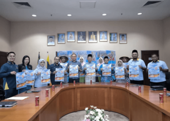 MOHD. Shukri Ramli (tengah) menunjukkan poster promosi PAT 2024 selepas sidang akhbar di Kompleks Dewan Undangan Negeri (DUN) di Kangar, Perlis hari ini. -UTUSAN/SYED AZLAN SAYID HIZAR