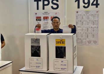 SEORANG rakyat indonesia melakukan undian awal di Pusat Dagangan Dunia Kuala Lumpur (WTCKL) sekitar jam 10 pagi hari ini.