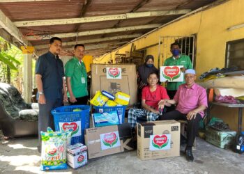 ABDUL Rahman Tasu (duduk, dua kanan) menerima barangan sumbangan Econsave Prihatin ketika dikunjungi Muhammad Radhi Mat Din (kiri), Wan Romani Wan Salim (duduk, kanan) dan Zamzuri Mansor (dua kiri) di Pekan Langgar, Alor Setar.