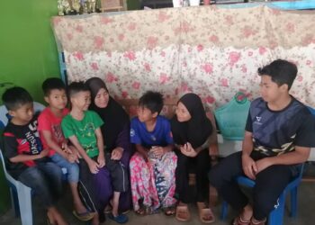 ROHANI Abdul Halim (empat dari kiri) bersama enam anaknya di Kampung Machang, Hulu Terengganu, baru-baru ini. - UTUSAN/NOOR HAYATI MAMAT