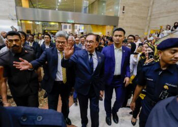 Anwar Ibrahim pada majlis ramah mesra bersama warga Maybank di Menara Maybank, Kuala Lumpur hari ini.