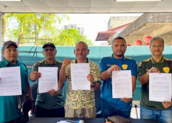 MOHAMMAD Adhan Mat Aji (tengah) dan Nik Mohd Syarafan Nik Kamarulzaman (dua dari kanan) menunjukkan kenyataan media mereka mewakili kelab penyokong pasukan Kedah dalam sidang akhbar di Alor Setar. -UTUSAN/JAMLIAH ABDULLAH