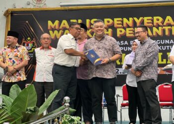 ROZABIL Abd Rahman menyerahkan watikan pelantikan Pengerusi JPKKP kepada salah seorang calon dalam satu majlis di Dewan Ibnu Khaldun Institut Kemahiran Mara (IKM) Beseri, Perlis, hari ini.-UTUSAN/ASYRAF MUHAMMAD