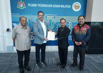 MOHD. Azhar Jamaluddin (dua dari kanan) menerima surat pembatalan penggantungan Pafa daripada Pesuruhjaya Sukan Malaysia, Suhardi Alias di Kuala Lumpur semalam. - UTUSAN