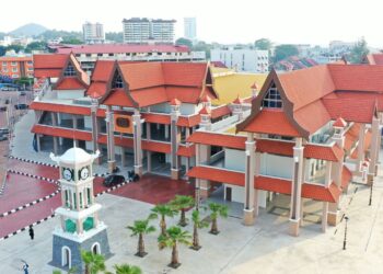BANGUNAN baharu Pasar Payang, Kuala Terengganu yang telah siap dibina untuk keselesaan peniaga dan pengunjung. - UTUSAN/PUQTRA HAIRRY ROSLI