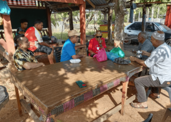 KAMARUL Azman Khamis meluangkan menziarahi penduduk di Kampung Lebai Saman, Padang Terap, hari ini.- UTUSAN