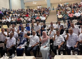 Fadhlina (tengah) hadir merasmikan Sesi Libat Urus Bersama Lembaga Pengelola Sekolah Pulau Pinang dan Penyerahan Bantuan Awal Persekolahan (BAP) Tahun 2024 di Kampus Kejuruteraan Universiti Sains Malaysia (USM), di Nibong Tebal, hari ini. Foto oleh SITI NUR MAS ERAH AMRAN/UTUSAN